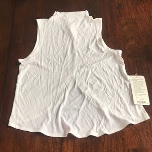 Lululemon women’s twist and reach mock tank